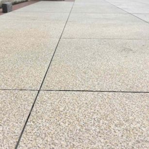 河源 黄金麻花岗岩石板材荔枝面地面铺装效果