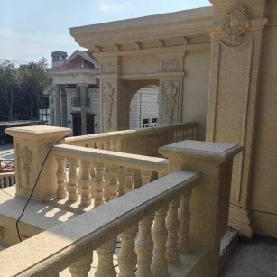 河源 黄金麻别墅外墙干挂雕花配合阳台栏杆花瓶柱