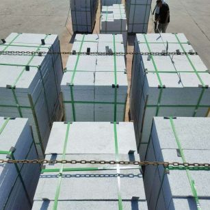 河源 芝麻白花岗岩5公分地铺石 花岗岩厂家工厂装车日常