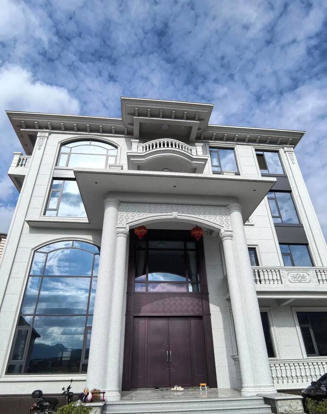 河源白麻别墅外墙干挂石材效果示例