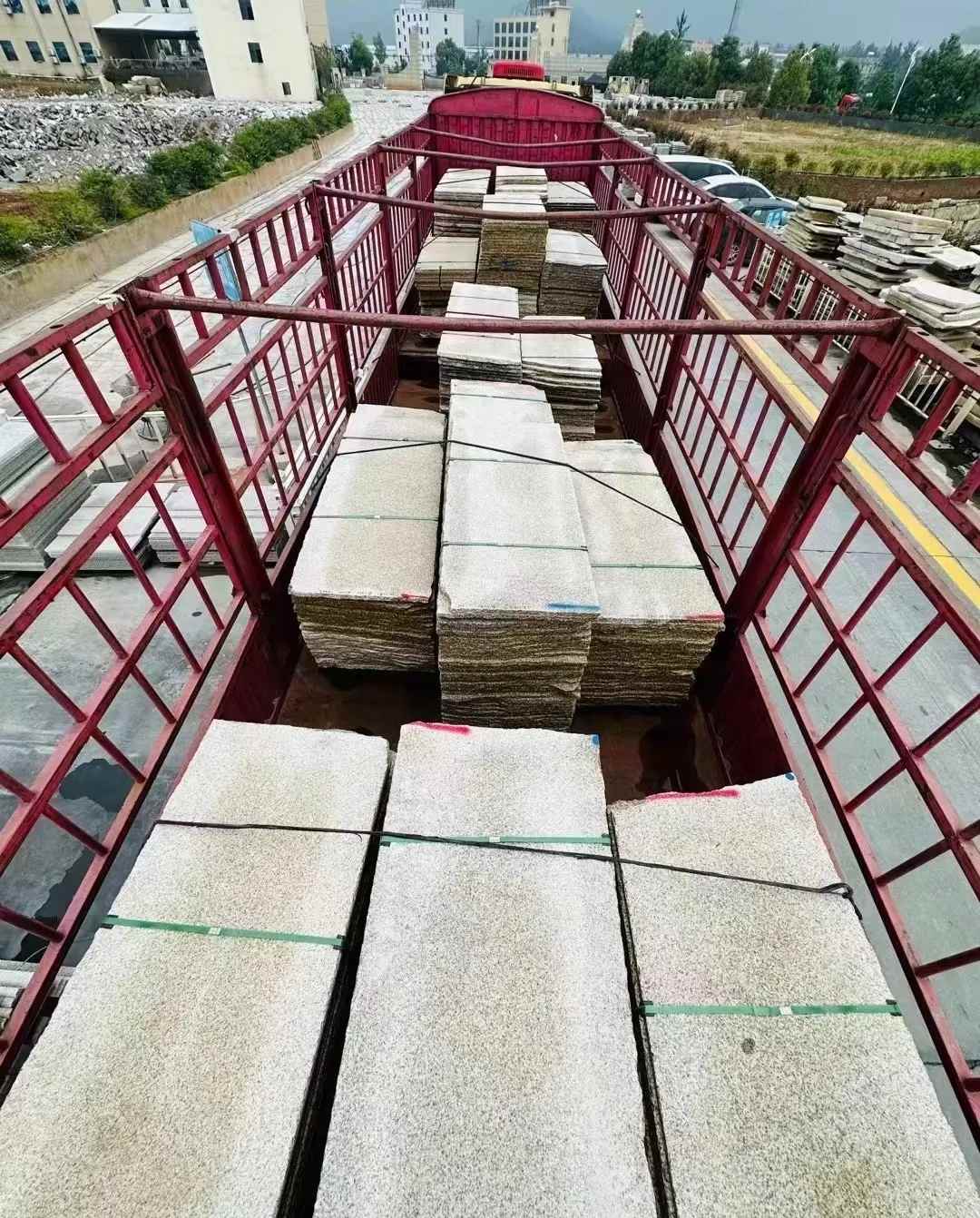 河源 黄金麻花岗岩荔枝面，光面毛板装车完成