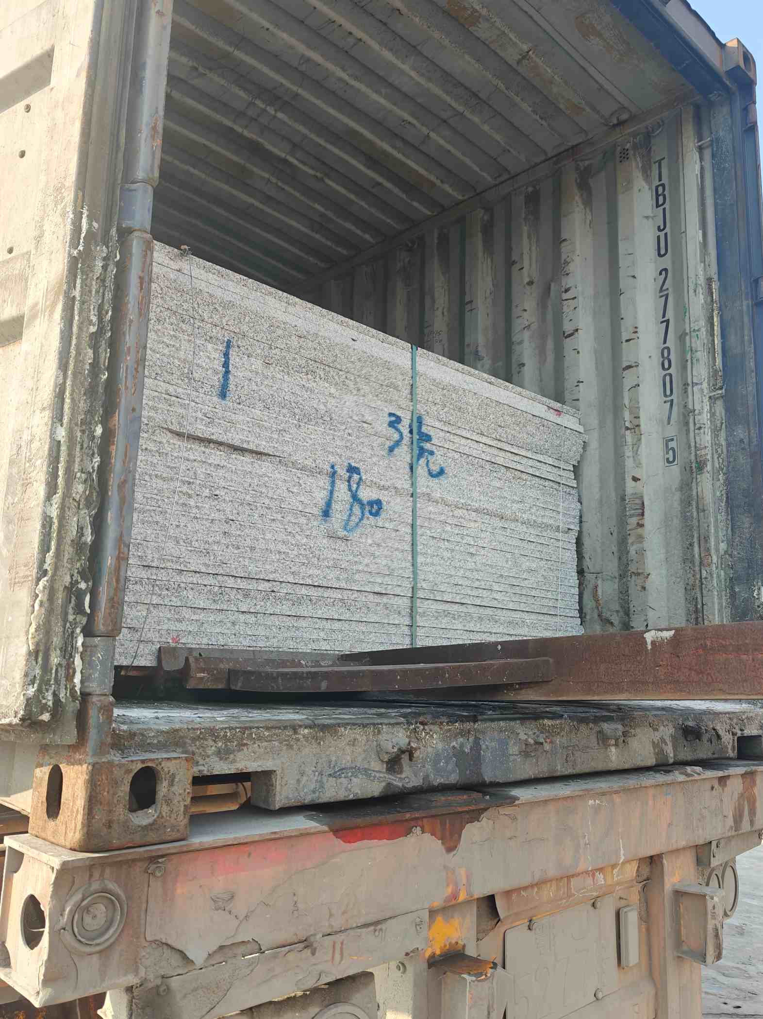 河源 芝麻白花岗岩石材3.0公分光面毛板装柜出货