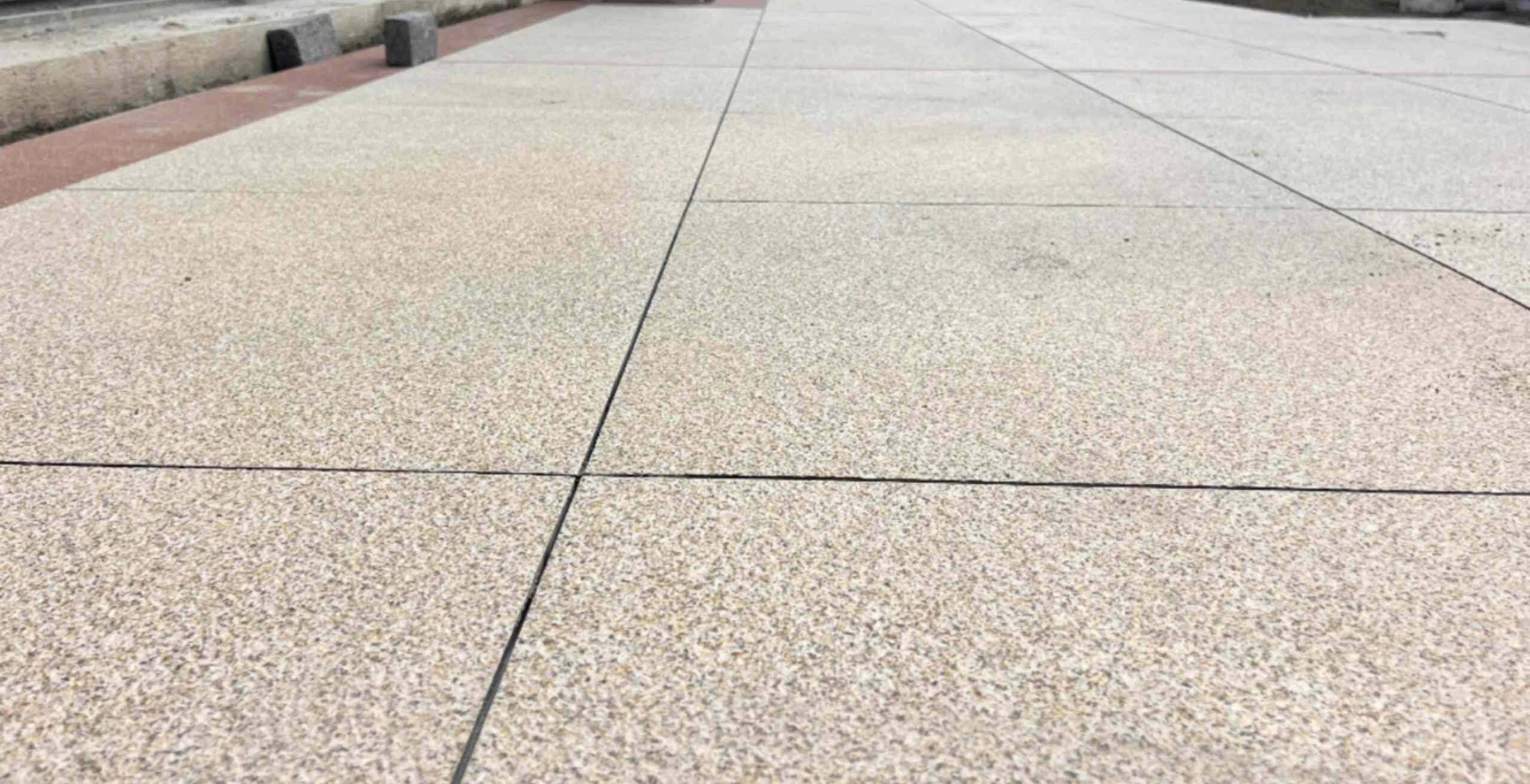 河源 黄金麻花岗岩石板材荔枝面地面铺装效果