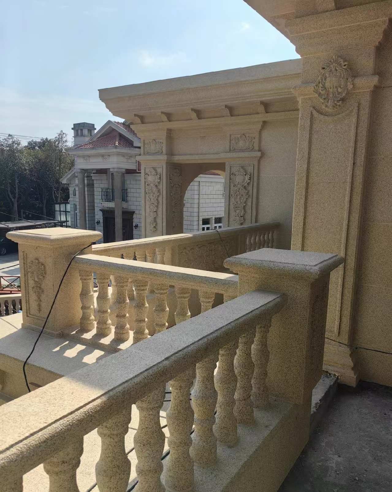 河源 黄金麻别墅外墙干挂雕花配合阳台栏杆花瓶柱