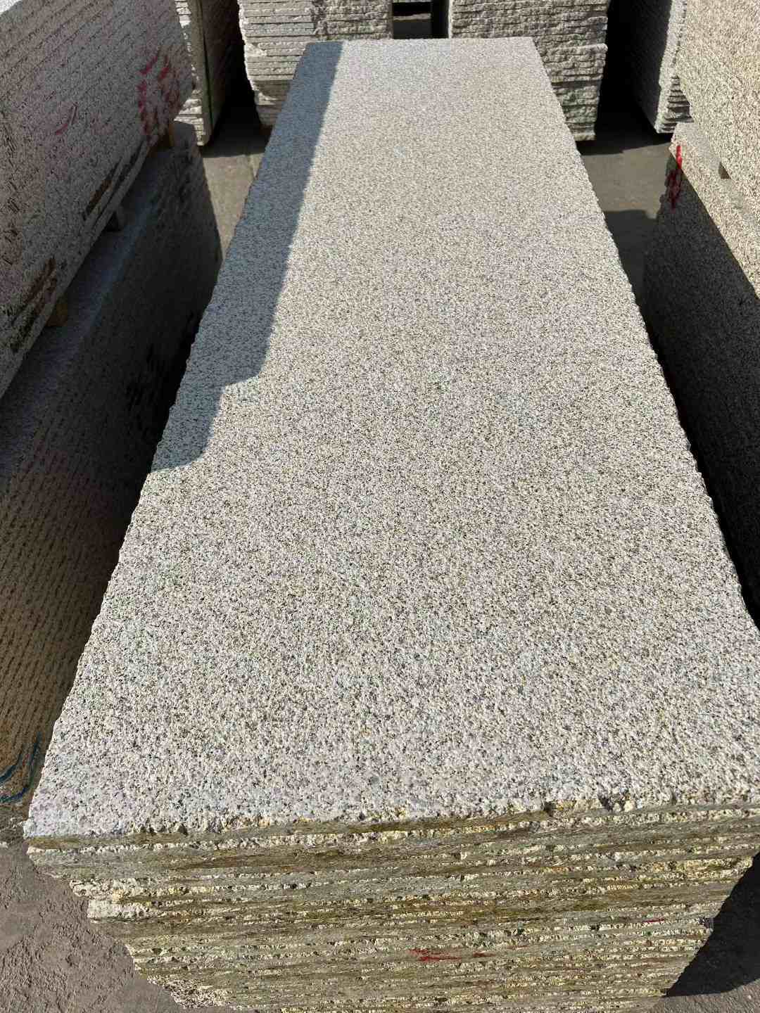 河源 黄金麻花岗岩荔枝面毛板，半成品