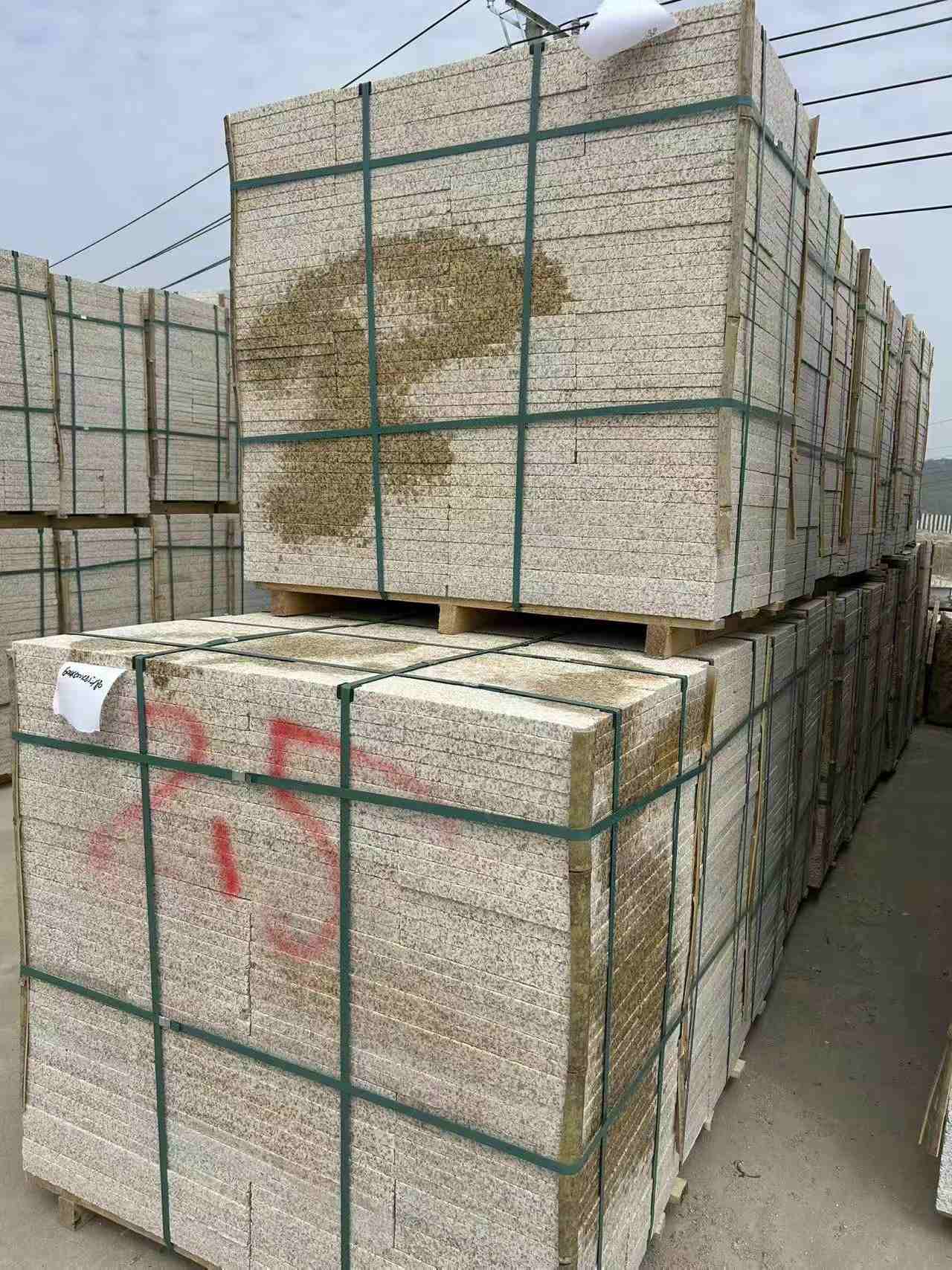 河源 黄金麻花岗岩石材荔枝面地铺石2.5*300*600