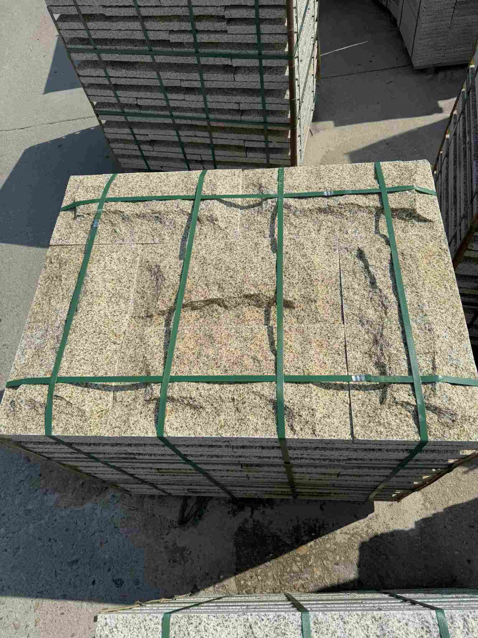 河源 黄金麻花岗岩石材自然面蘑菇石成品