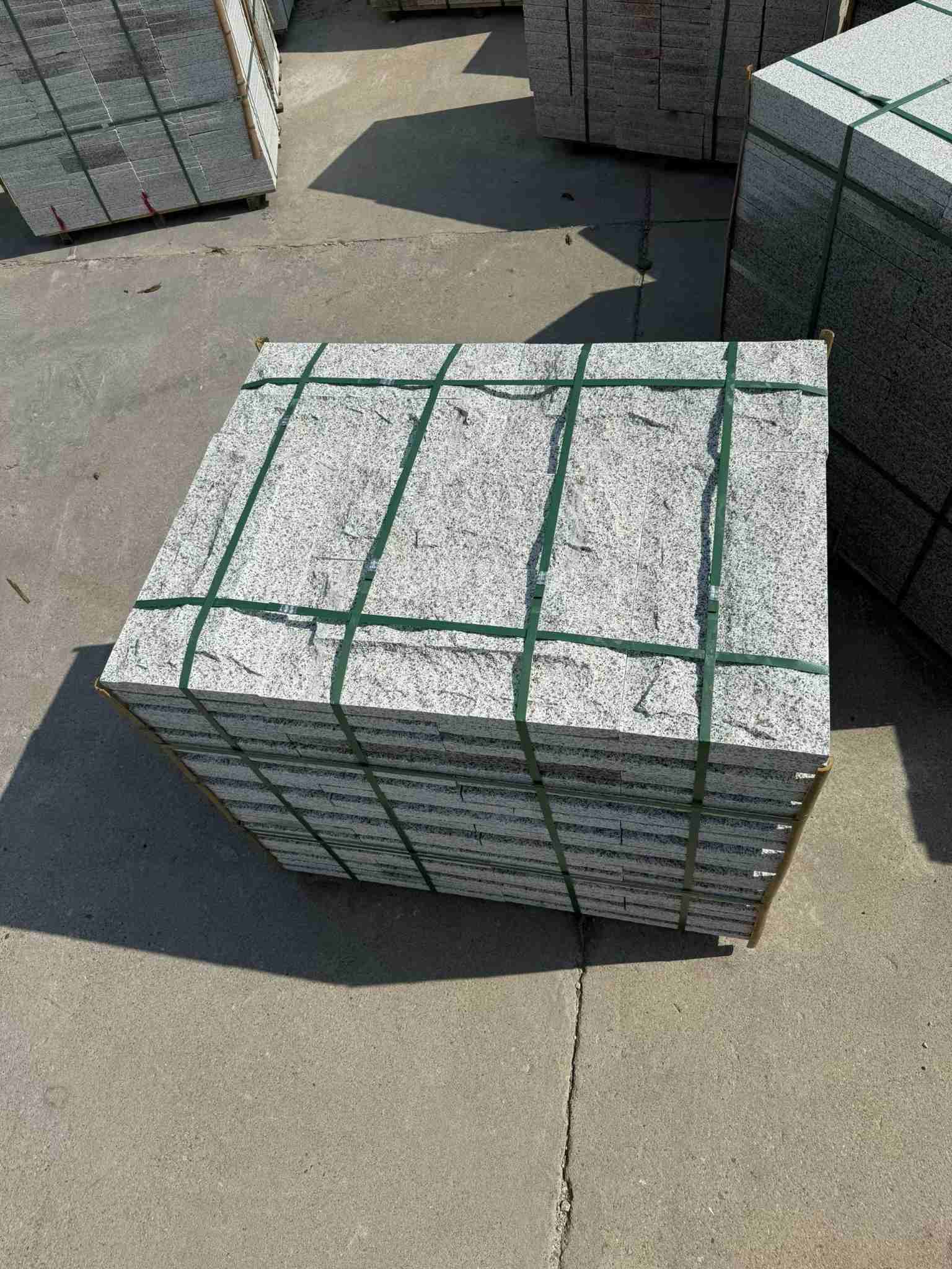 河源 白麻花岗岩石材自然面蘑菇石成品