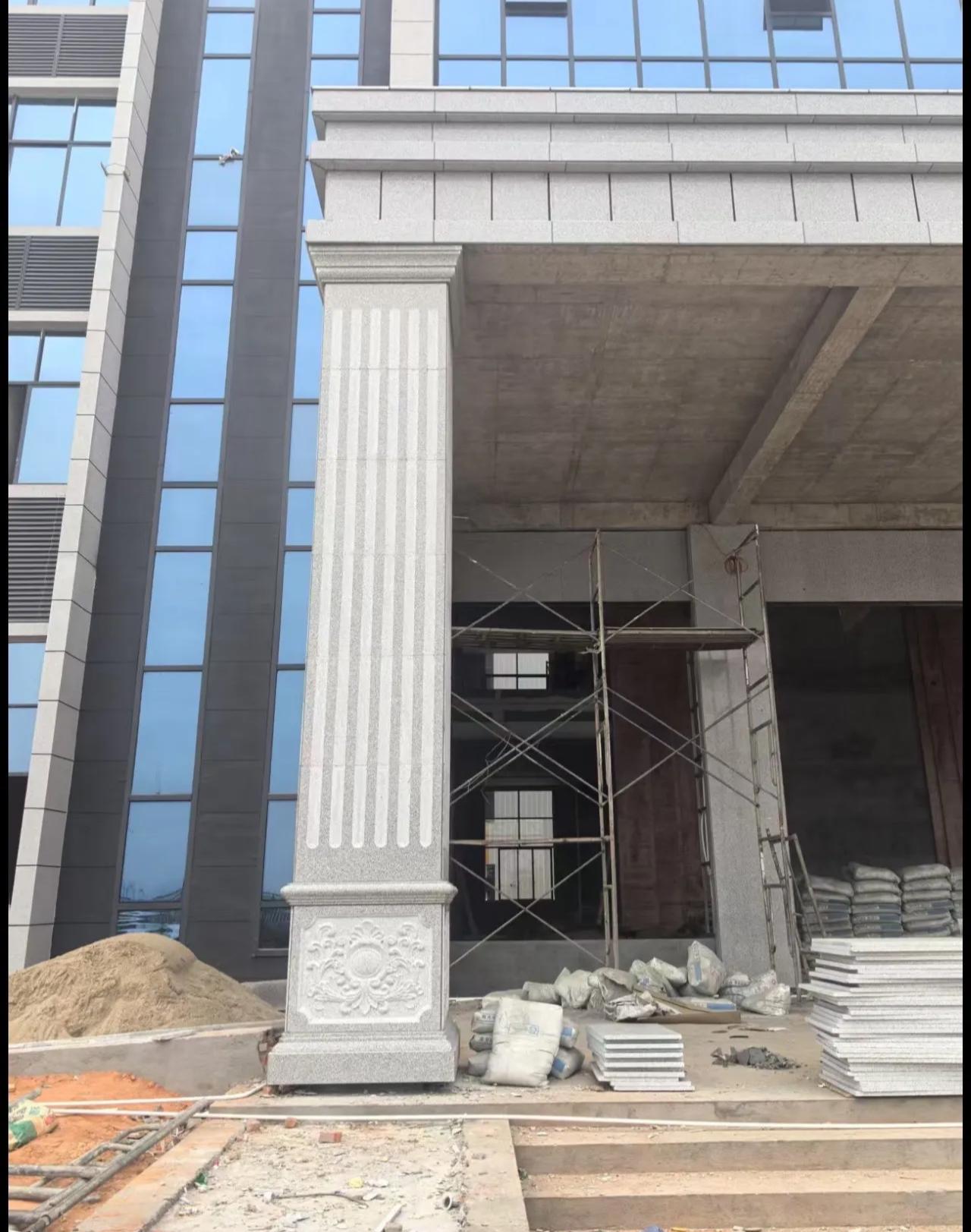 河源 芝麻白光面花岗岩门楼大柱（罗马柱）配雕花底座