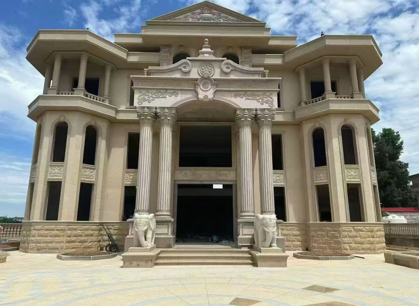 河源 黄金麻别墅外墙干挂，大柱，大象，蘑菇石，雕花板