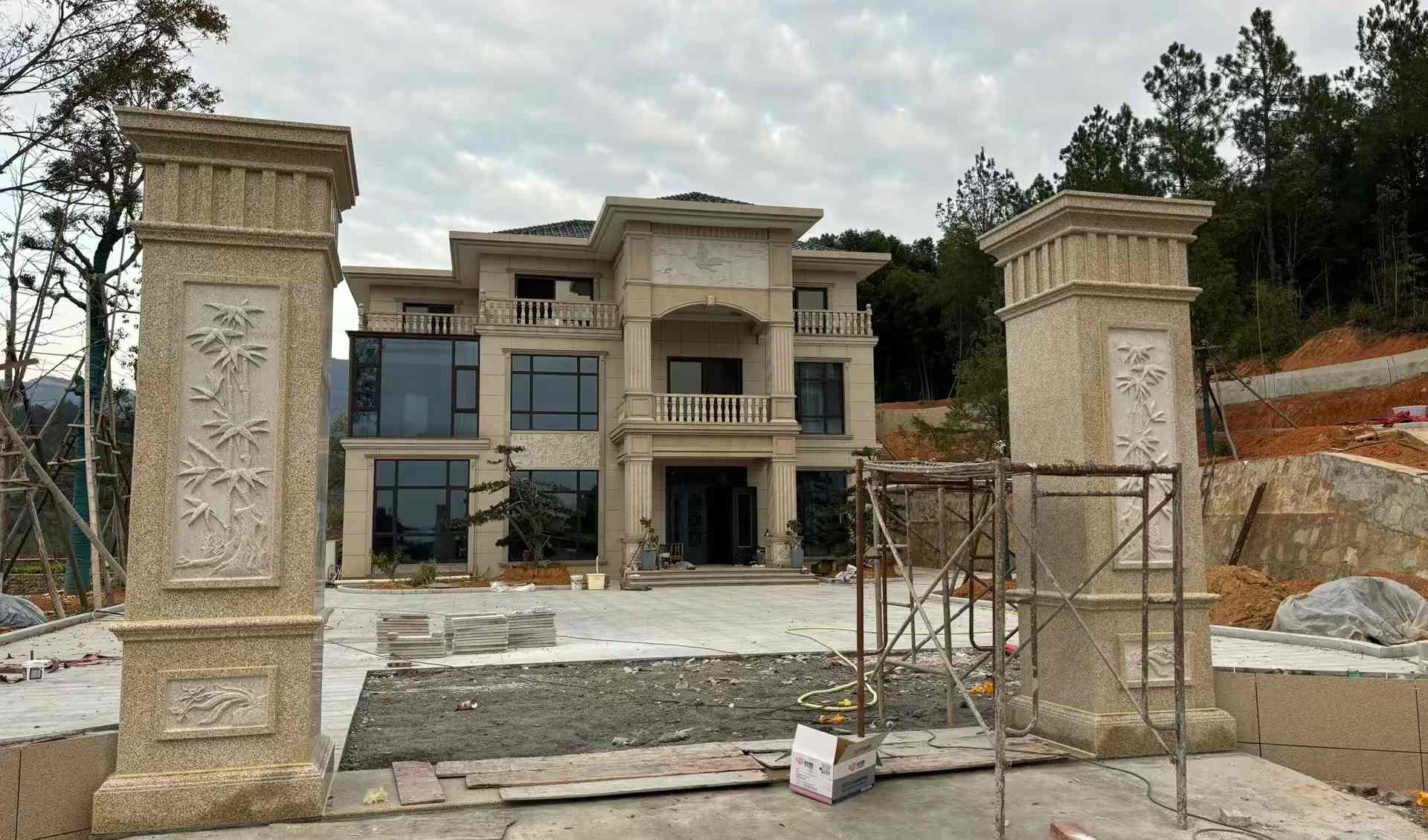 河源 黄金麻花岗岩别墅雕花外墙干挂配上门口雕花罗马柱