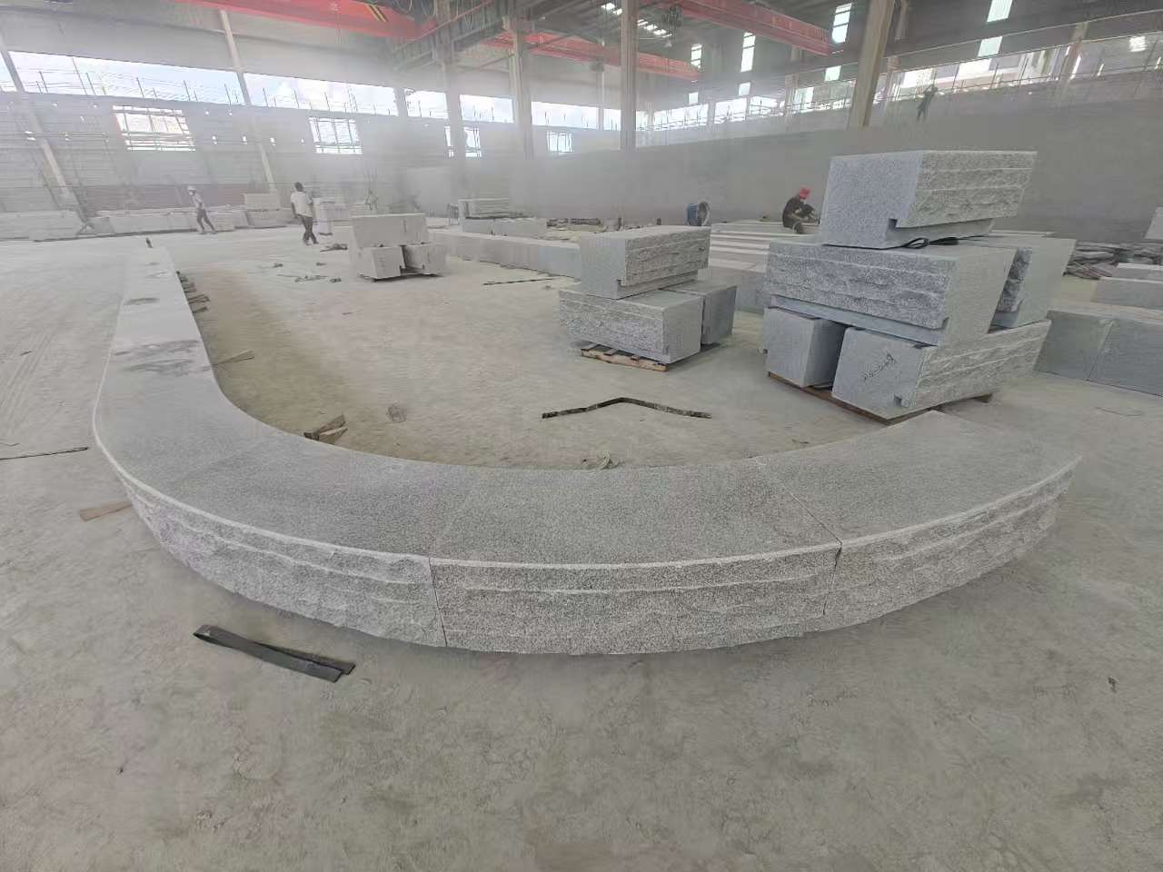 河源 芝麻白异形坐凳，自然面光面弧形加工