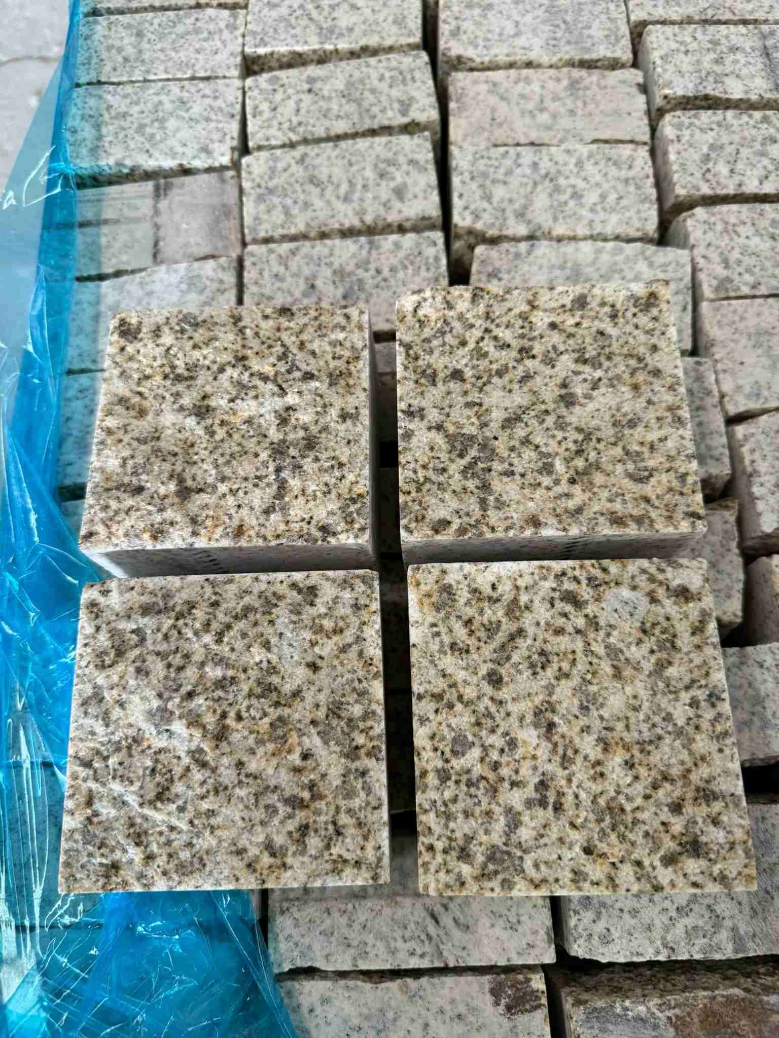 河源 黄金麻花岗岩自然面小方块，弹石，马蹄石等