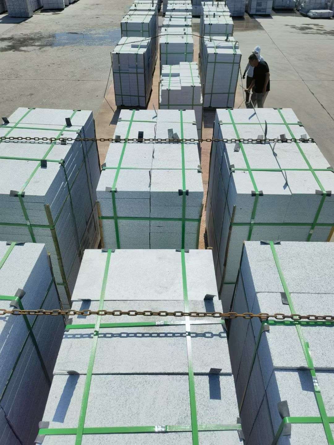 河源 芝麻白花岗岩5公分地铺石 花岗岩厂家工厂装车日常