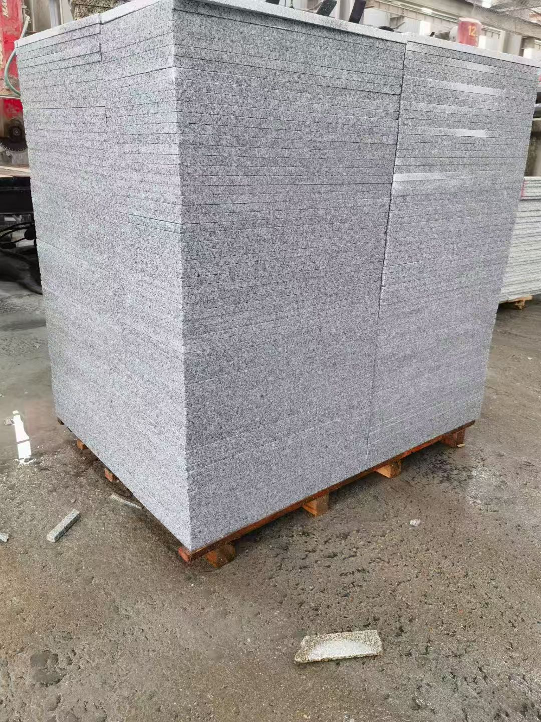 河源 芝麻白火烧面1.8厚300*600地铺石，尺寸标准，厚薄均匀