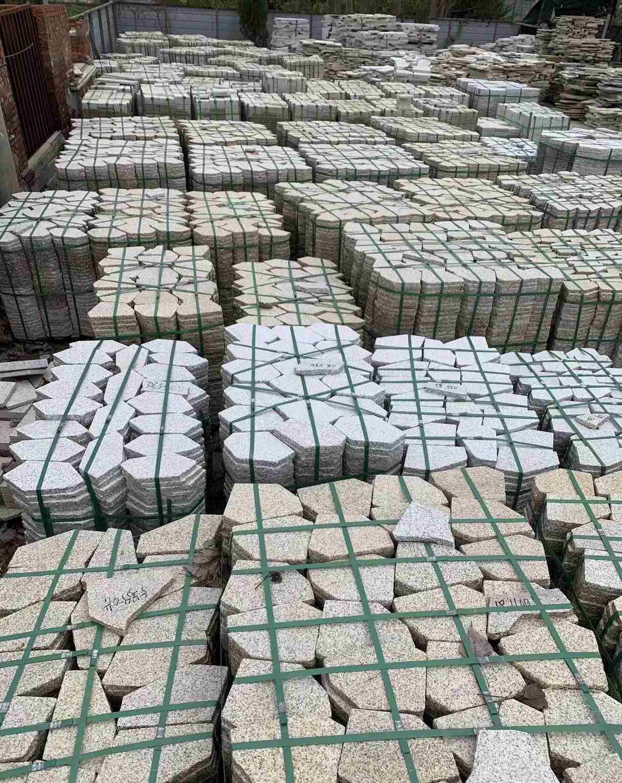 河源 黄金麻白麻花岗岩荔枝面地铺石(冰裂纹)