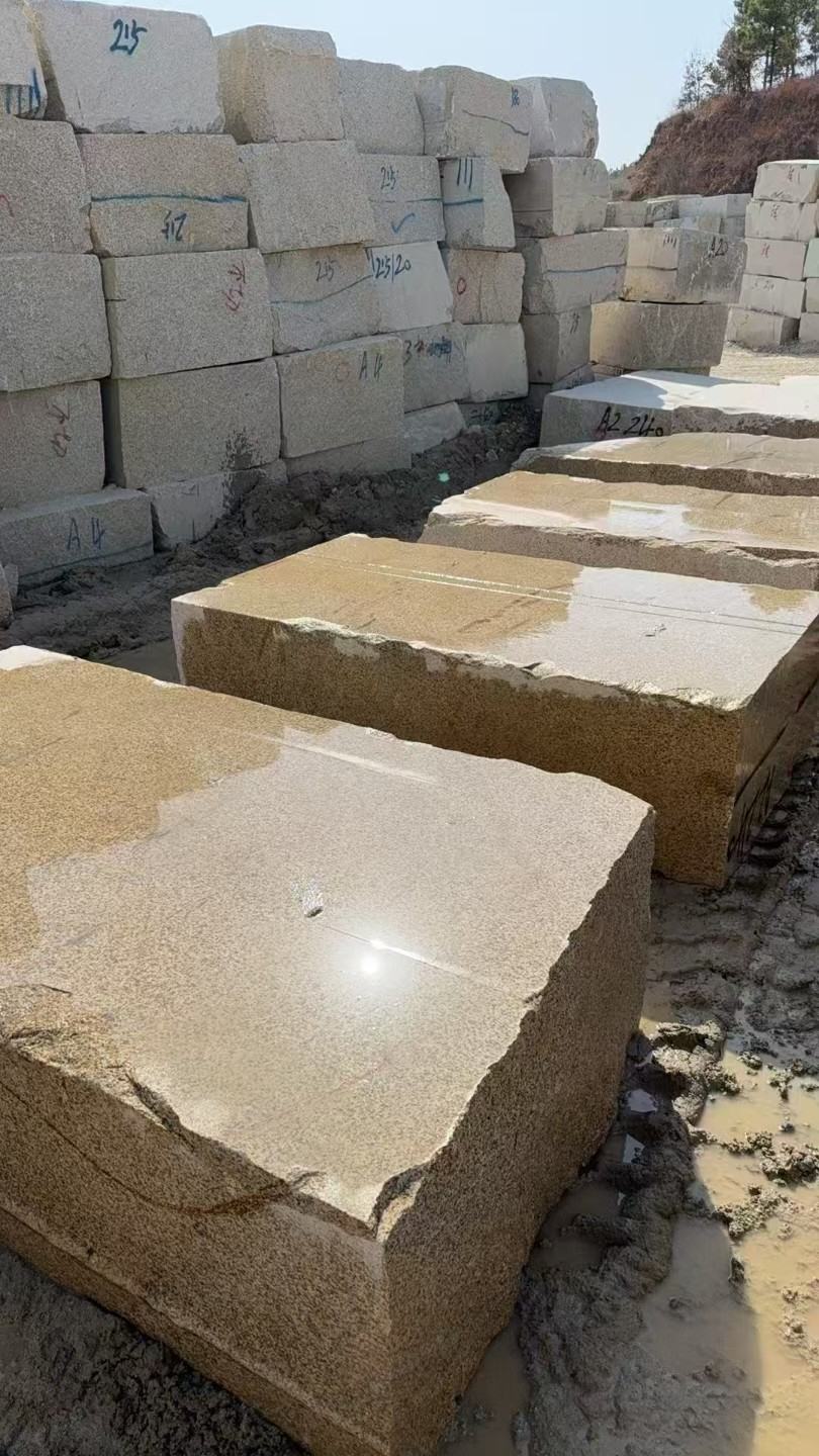 河源 黄金麻方料堆场洗料分选中，原材料充足