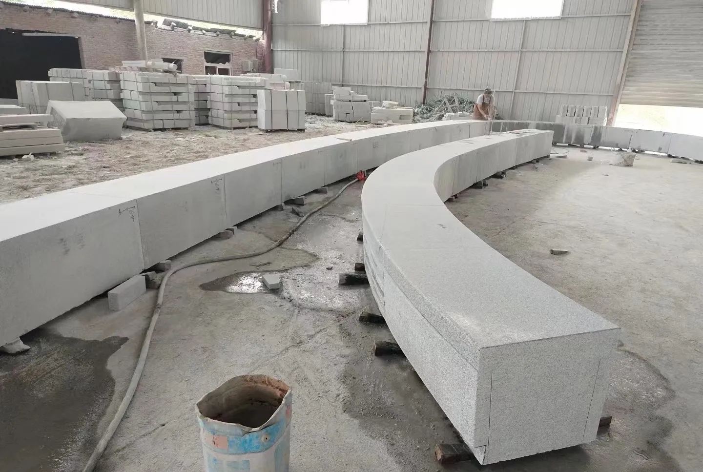 河源芝麻白花岗岩石板材 园林光面弧形坐凳